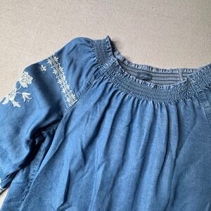 J. Jill Women's Blue Denim Chambray Top Floral Embroidered Size Petite Large